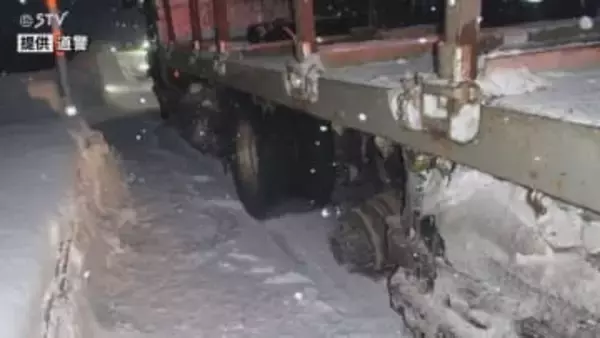 タイヤ外れ走行不能に…タイヤは道路脇へ転がる 大型トラックのタイヤ脱落 北海道士別市