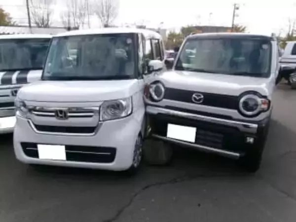 「アクセルとブレーキを踏み間違えた」 70代女性が駐車場で右折しようと…車3台絡む事故