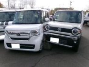 「アクセルとブレーキを踏み間違えた」 70代女性が駐車場で右折しようと…車3台絡む事故