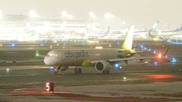 【速報】車輪の異常か　滑走路上で航空機停止　乗客は機体に乗ったまま…　新千歳空港