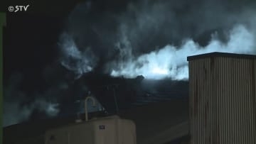 「家から黒煙」住宅が全焼　１階火元か…60代男性搬送　約４時間半後に鎮火　北海道・室蘭市