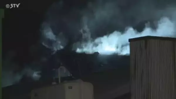 「家から黒煙」住宅が全焼　１階火元か…60代男性搬送　約４時間半後に鎮火　北海道・室蘭市