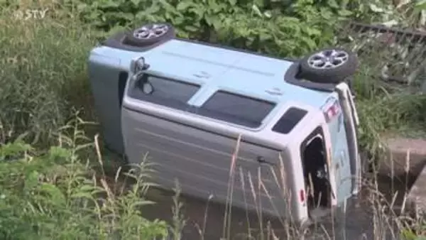 「車が川に落ちた」アクセルとブレーキ踏み間違い…高さ2～3mから転落　65歳男性搬送　小樽市