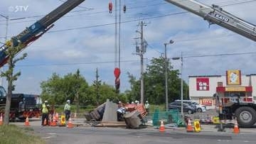 「頭部に鉄の板が跳ね返り…」水道工事中に50代作業員が頭がい骨骨折か　重機は横転　千歳市
