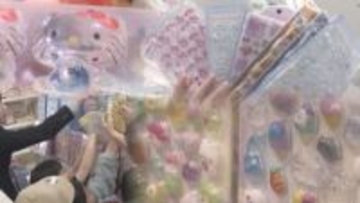 入手困難の“ボンドロ”　ようやく発見も選べるのは1人1分まで…空前のシールブーム！交換会にも密着
