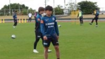 【コンサドーレ】沖縄キャンプ4日目 トレーニングゲーム　稚内出身・佐藤陽成「貪欲に走って勝利に貢献できる得点をとりたい」
