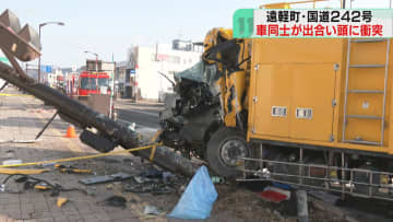 【速報】前方大破した作業車　乗用車と出合い頭に衝突　男女３人搬送　北海道遠軽町の国道交差点