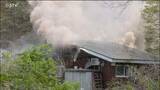 「【速報】千歳市で平屋が燃える火事　建物から煙が激しく立ち上る　消火活動続く　北海道」の画像1