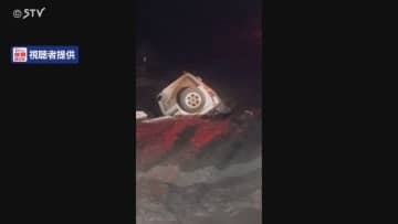 「線路上で車が横転している」JR線路に車進入 低体温症疑いで運転手の男性搬送 北海道・由仁町