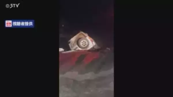 「線路上で車が横転している」JR線路に車進入 低体温症疑いで運転手の男性搬送 北海道・由仁町