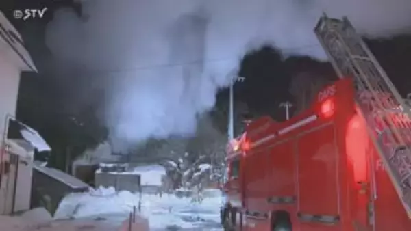 激しく吹き上がる煙　２階建て住宅で火事　北海道・千歳市