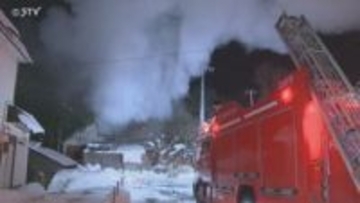 激しく吹き上がる煙　２階建て住宅で火事　北海道・千歳市