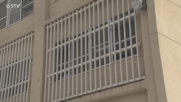盗んだ現金7万6千円を公園の個室トイレでドア越しに受け渡す 男2人を逮捕 札幌・白石警察署