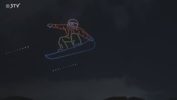 札幌藻岩山スキー場で初開催　夜空に浮かぶドローンショー　光・音・冬の景色が融合