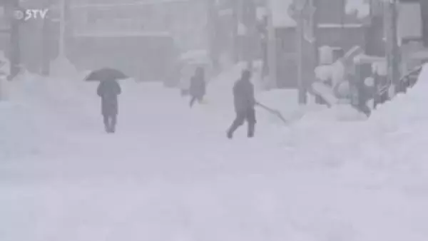 大量の雪が積もった車…札幌含む南西部で降り方強まる　小樽で18センチ　吹雪や積雪増加に注意