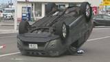 「車３台絡む事故…１台横転　駐車中の無人バスに衝突も　男性１人が病院搬送　JR函館駅付近・北海道」の画像1