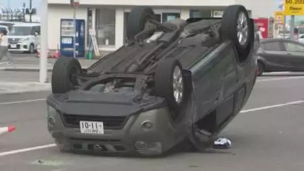 車３台絡む事故…１台横転　駐車中の無人バスに衝突も　男性１人が病院搬送　JR函館駅付近・北海道