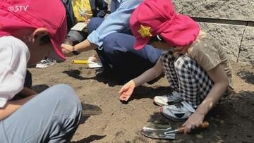 保育園児が警察署の花壇にひまわりの種植える“ひまわりの絆プロジェクト”交通安全誓う　札幌