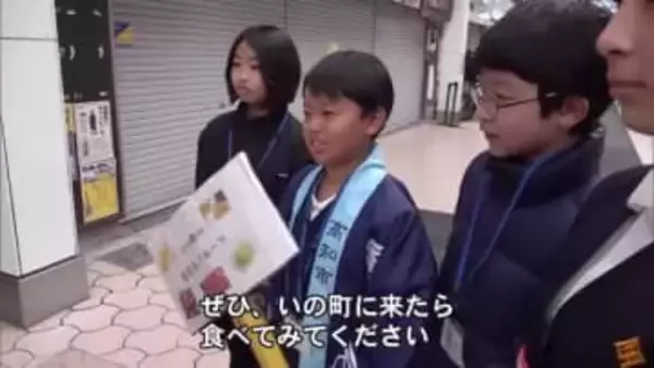 高知市・帯屋町で伊野小6年生が観光PR　仁淀ブルーやカツオなど地元の魅力伝える