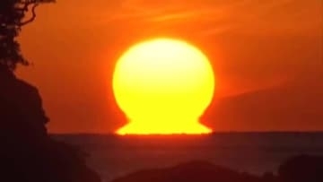 【高知】宿毛市で『だるま夕日』　ひと冬10回ほどの「幸運の夕日」気象条件がそろえば2月まで
