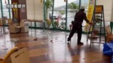 【映像あり】フードコートに車が突っ込み客がけが　高知・須崎市の量販店