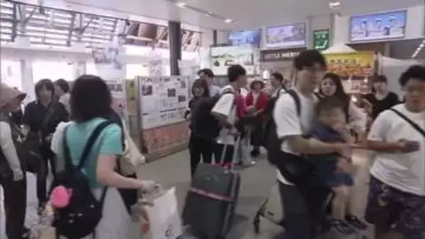 お盆休みで帰省ラッシュがピークに　JR高知駅で家族の再会　「よさこい楽しみ」観光客も
