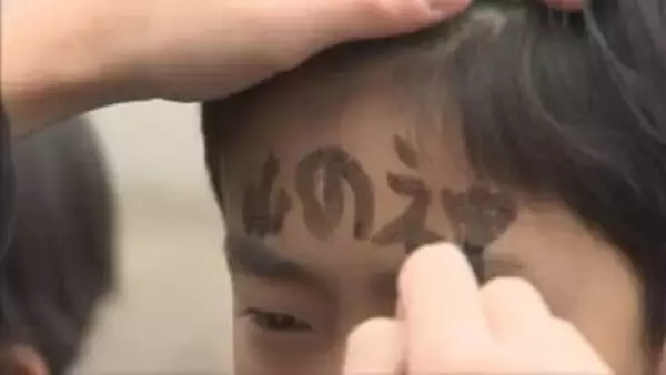 顔に墨を塗った男の子が山の女神をお参りする伝統行事「山の神」　香美町香住区