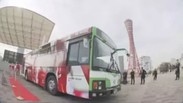 ＩＮＡＣ神戸のラッピングバスお披露目　あすから神戸市内を運行