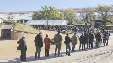 神戸・東遊園地で炊き出し　生活困窮者に食事振る舞い年越しを支える