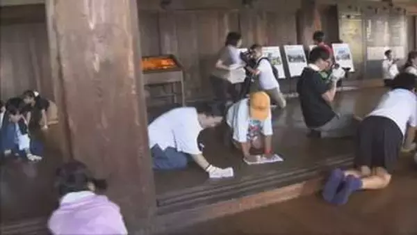 世界遺産・国宝姫路城の大天守で床磨き　国宝五城で同時開催