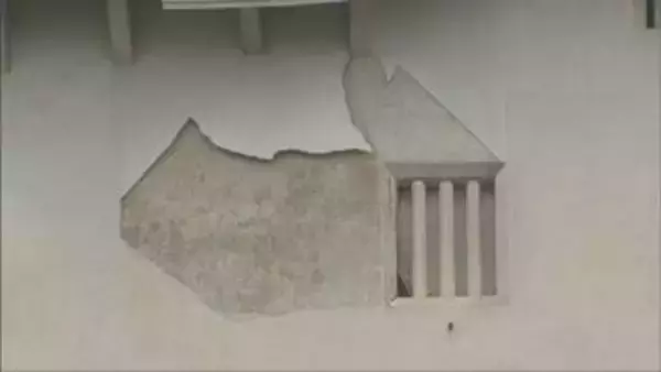 姫路城のしっくい剥がれる　台風６号の影響か