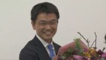洲本市長選で現職を破り初当選を果たした新人の吉平敏孝さんに当選証書