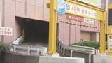 「車が駐車場のゲートバーを突き抜けて男性をはねる　男性が意識不明の重体」の画像1