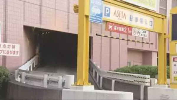 車が駐車場のゲートバーを突き抜けて男性をはねる　男性が意識不明の重体