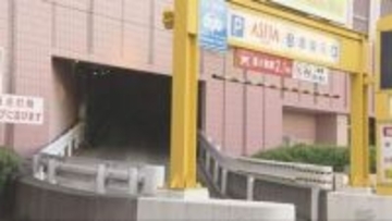 車が駐車場のゲートバーを突き抜けて男性をはねる　男性が意識不明の重体