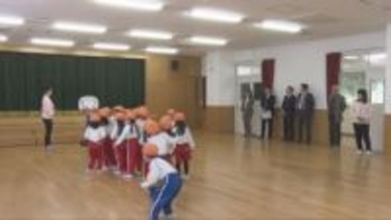 三井住友信託銀行がバスケットゴールなど寄贈　バスケに興味持ってもらおうと実施