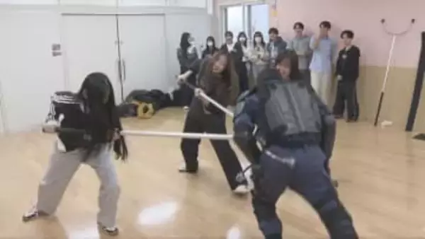 不審者対応を実践　神戸の大学で保育士志望学生がさすまた訓練