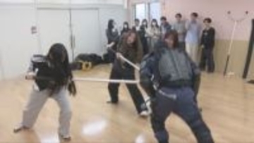 不審者対応を実践　神戸の大学で保育士志望学生がさすまた訓練