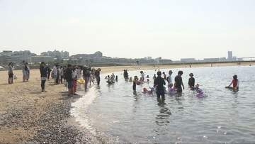 子どもたちが夏を満喫　大蔵海岸海水浴場で海開き