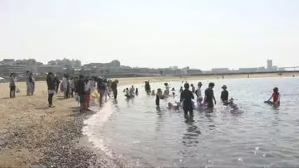 子どもたちが夏を満喫　大蔵海岸海水浴場で海開き