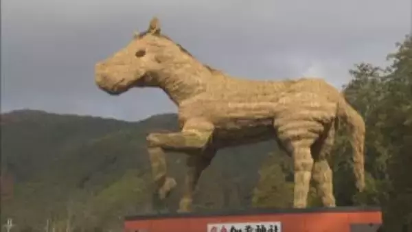 巨大な「午」の飾りがお目見え　姫路で子どもたちが干支引き行事