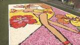 「神戸の８つの姉妹都市の民族衣装を花びらで描く　北野坂でインフィオラータ」の画像1