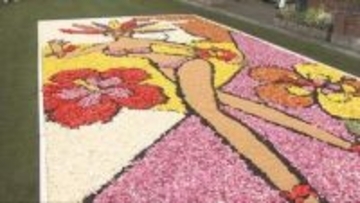 神戸の８つの姉妹都市の民族衣装を花びらで描く　北野坂でインフィオラータ