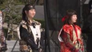 「人間将棋」姫路の陣　甲冑姿の人の駒が将棋盤を動く