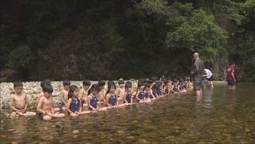 園児が水中座禅に挑戦　姫路市の夢前川で元気いっぱいに夏の自然を満喫