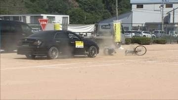 スタントマンが自転車事故を再現　朝来市の高校で交通安全教室