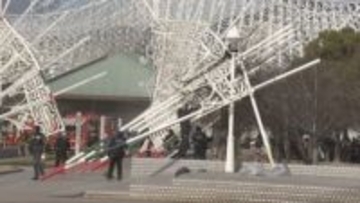 神戸ルミナリエの作品の一部が倒れる　強風であおられたか