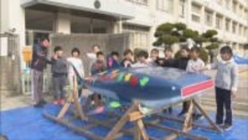 ものづくりの楽しさを　姫路の企業が小学校に「鉄のジンベエザメ」を寄贈