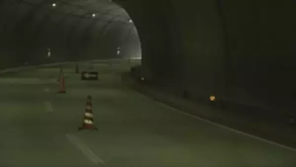 逆走した軽自動車が大型バイクと正面衝突　バイクの40代男性が死亡　西脇市の国道