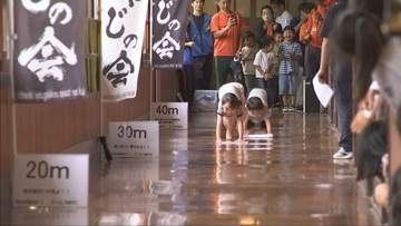 歴史ある校舎で雑巾がけレース　西脇市の小学校で「ゾリンピック」